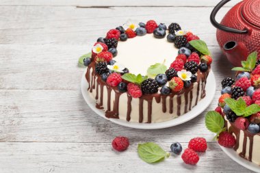 peynirli kek çilek ve çikolata ile