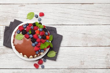 Çilekli çikolatalı pasta.