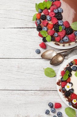 peynirli kek çilek ve çikolata ile