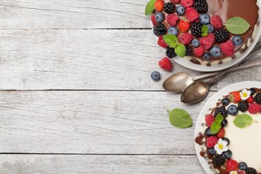 çilek ile çikolatalı kek