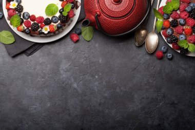 çilek ile çikolatalı kek