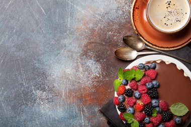 Çilekli çikolatalı pasta.