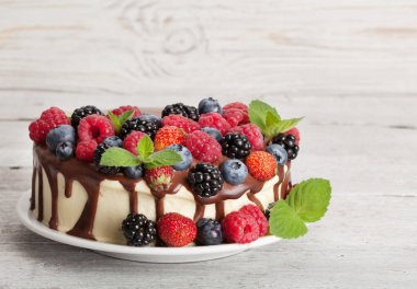 peynirli kek çilek ve çikolata ile