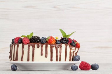 peynirli kek çilek ve çikolata ile