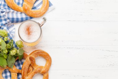 Oktoberfest seti. Krakerler ve bira.