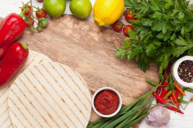 Meksika tacoları pişiyor.