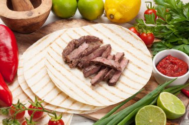 Meksika tacoları pişiyor.