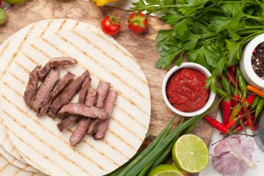 Meksika tacoları pişiyor.