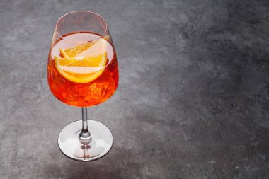 Aperol spritz kokteyl bardağı.