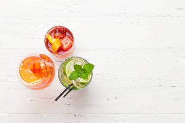 Üç klasik kokteyl bardağı.