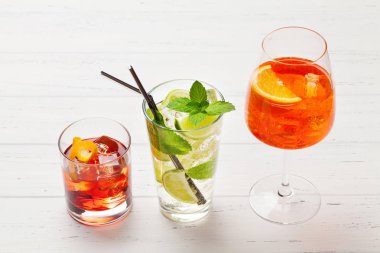 Üç klasik kokteyl bardağı.