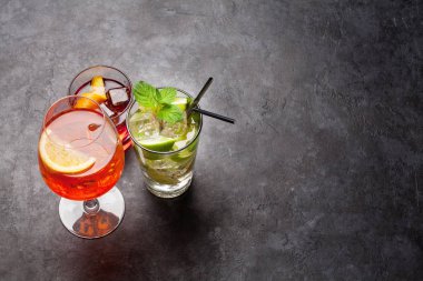 Üç kokteyl bardağı