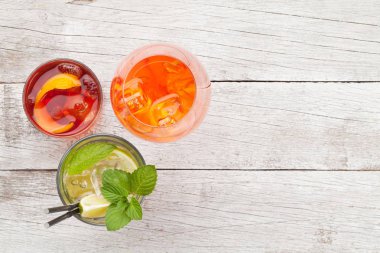 Üç kokteyl bardağı