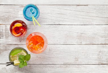 Dört kokteyl bardağı.