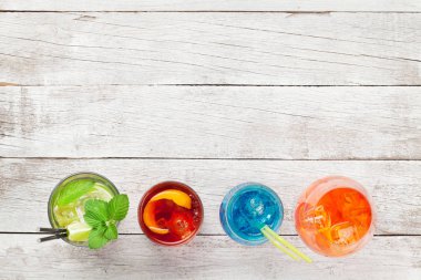 Dört kokteyl bardağı.