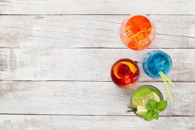 Dört kokteyl bardağı.