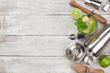 Kokteyl tabakları. Bar araçları kümesi