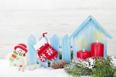 Noel mumları, kardan adam oyuncağı ve köknar ağacı