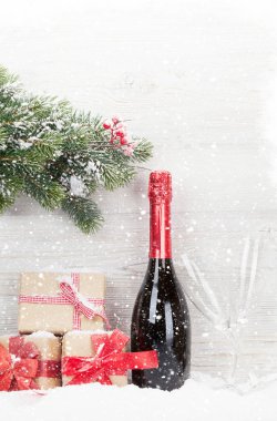 Noel hediye kutuları, şampanya şişesi.
