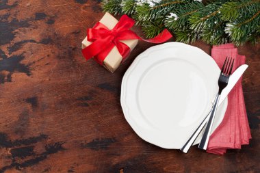 Noel tablo ayarını hediye kutusu ve köknar ağacı