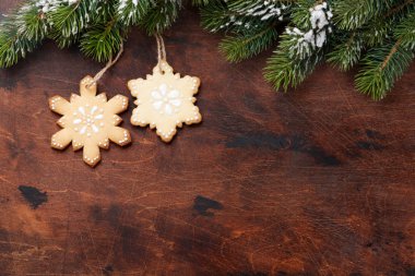 Noel gingerbread çerezleri ve köknar ağacı