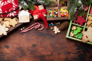 Zencefilli kurabiye ve şekerli Noel tebrik kartı.