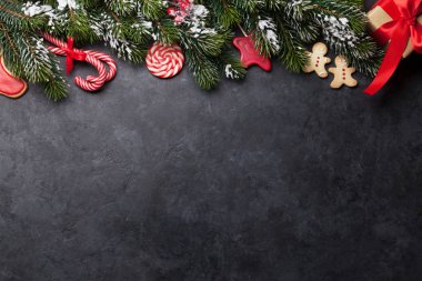 İçinde zencefilli kurabiye ve köknar ağacı olan Noel kartı.