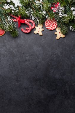 İçinde zencefilli kurabiye ve köknar ağacı olan Noel kartı.