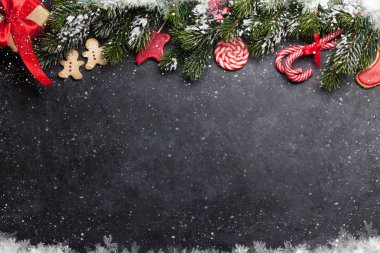 İçinde zencefilli kurabiye ve köknar ağacı olan Noel kartı.