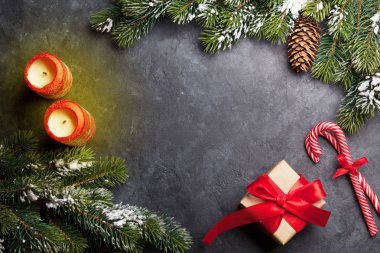 Noel kartı, mumlar ve köknar ağacı.