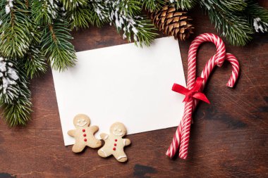 Gingerbread çerezleri Noel tebrik kartı