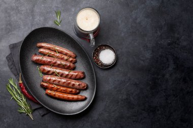 bira ve kızarmış sosis