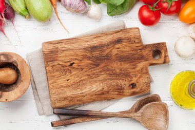 Çeşitli çiğ organik sebze pişirme