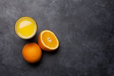 Taze portakal suyu ve portakal.