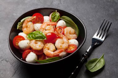 Karides ile taze caprese salatası