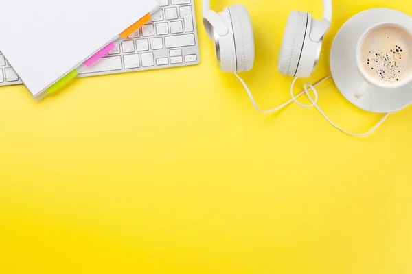 Kahve, kulaklık ve bilgisayar ile ofis sarısı arka plan — Stok fotoğraf