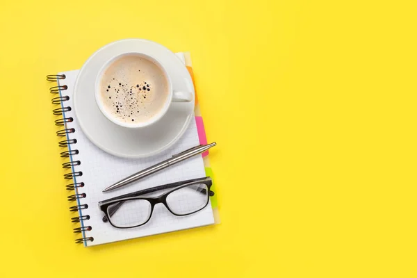 Oficina lugar de trabajo amarillo con taza de café y suministros — Foto de Stock