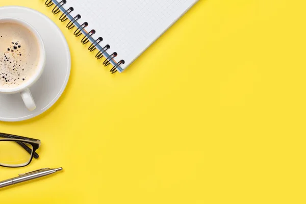 Ufficio giallo sul posto di lavoro con tazza di caffè e forniture — Foto Stock