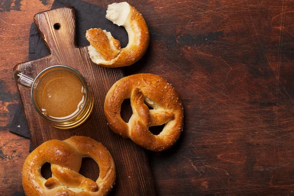 Oktoberfest. Pretzel och ölmugg — Stockfoto