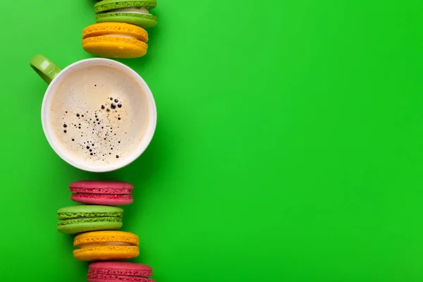 Kuchen Macaron oder Makronen Süßigkeiten und Kaffee — Stockfoto