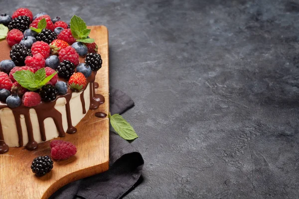 Cheesecake with berries and chocolate — Stock Photo, Image