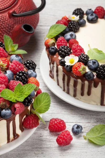 Шоколадні торти з ягодами — стокове фото