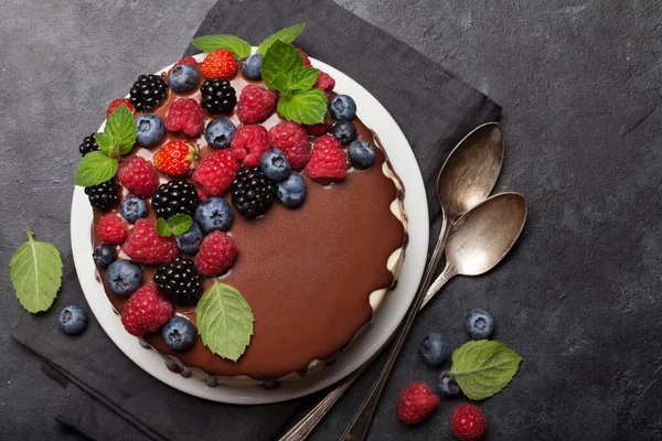 Chocolate cake with berries — Stock Photo, Image