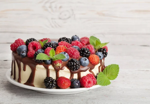 peynirli kek çilek ve çikolata ile