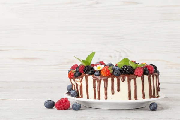 Cheesecake with berries and chocolate — Stock Photo, Image