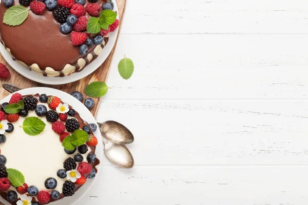 peynirli kek çilek ve çikolata ile