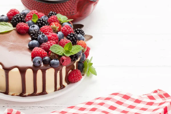 果実とチョコレートのチーズケーキ — ストック写真