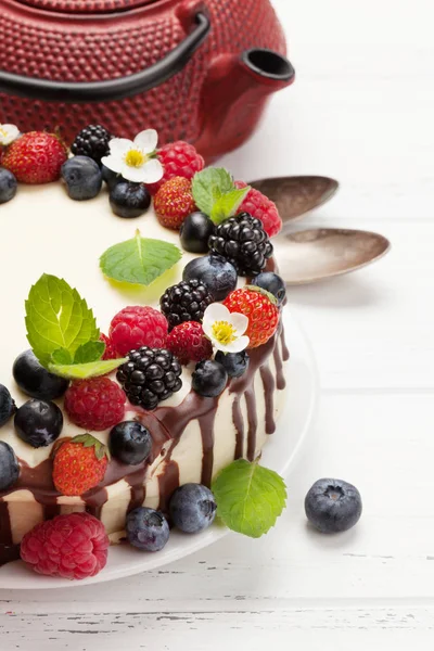 Cheesecake with berries and chocolate — Stock Photo, Image