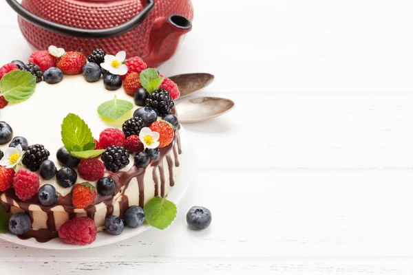 Tarta de queso con bayas y chocolate —  Fotos de Stock