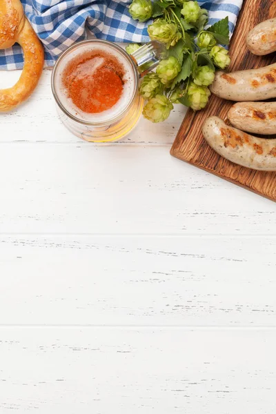 Oktoberfest pronto. Pretzels, salsichas e cerveja lager — Fotografia de Stock